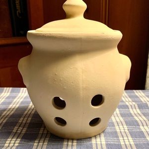 GARLIC KEEPER. NATURAL CLAY. UNUSED. 6” apprx.